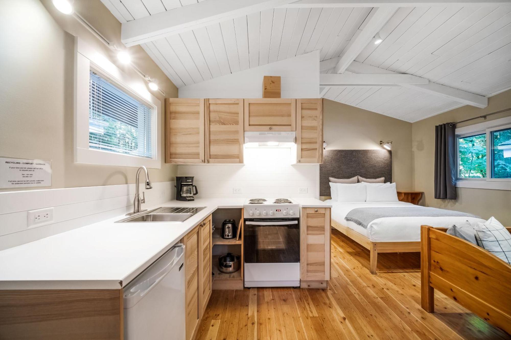 Sunwolf Riverside Cabins Brackendale Экстерьер фото